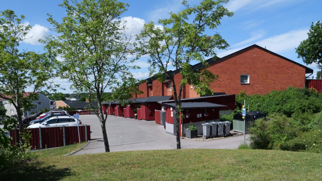 Lägenheterna som gränsar mot Sveagatan. Vy från bouleplanen.