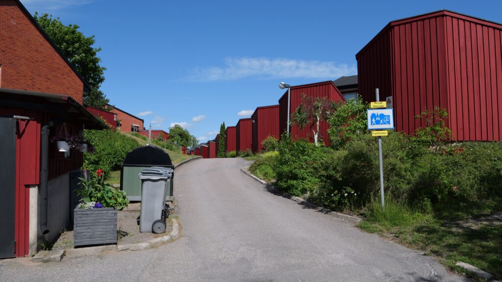 Lägenheterna som gränsar mot Stockholmsvägen.